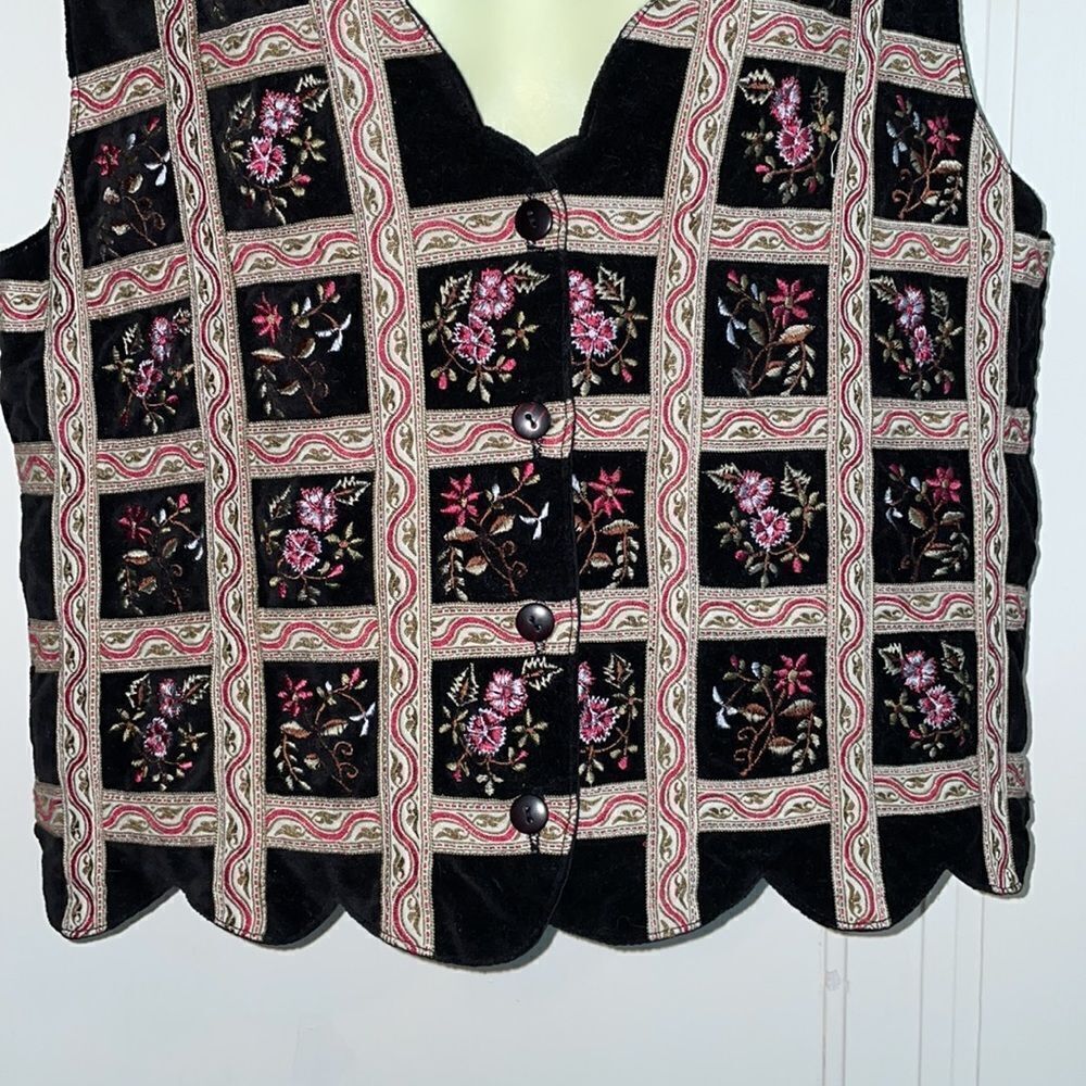 Vtg 90s Van Heusen black velvet vest with brocade ribbon & floral embroidery‎ - Picture 3 of 8